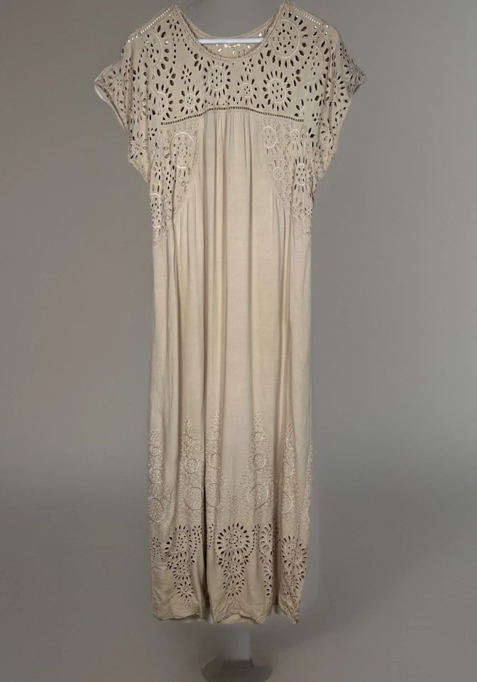 Maxi Vestido Anthropologie Pequeño Beige Tostado Ojales Minimalista Talla Mediana Usado en Excelente Condición Foto 3 de 4