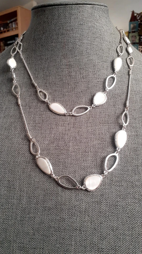 Collar Largo Estación Ovalada Tono Plata NINE WEST. Excelente estado. 42" Foto 4 de 4