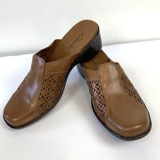 Clarks Womans Laser Cut Out Slip On Leather Mule Clogs Brown Size 7M