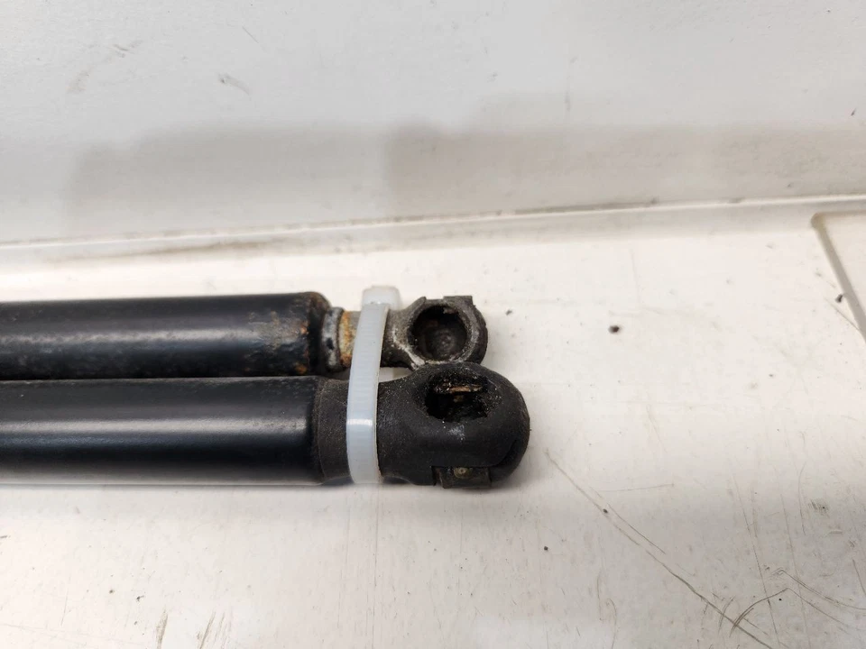 Toyota Tundra 2007 (cabina extendida) puntales de capó *par* Foto 2 de 4