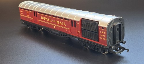 Hornby R.413 - OO Gauge - L.M.S Operating Mail Coach '30250' - Coach Only - Picture 5 of 14