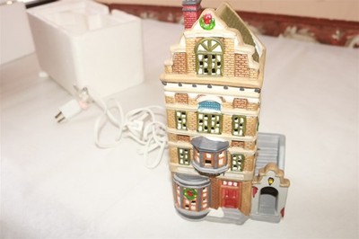 DICKENS COLLECTABLES TOWNE SERIES Chemist & Tea Shoppe Lighted Village House