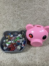 PIGGY Roblox Mystery Minis Lote 27 + Estuche de Coleccionista y Alcancía para Monedas