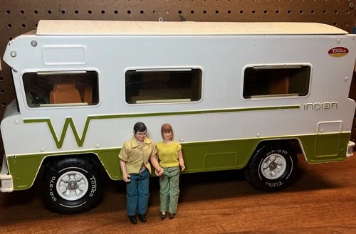 Vintage 1970s Tonka Indian Winnebago RV Camper w/ Mom Dad Figures