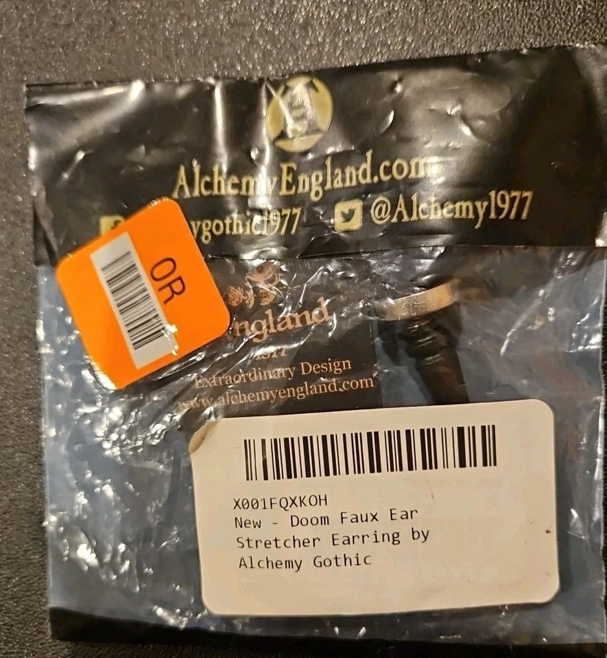 Pendiente de imitación de calavera de peltre y esmalte negro 'Doom' gótico alquimia Foto 2 de 3