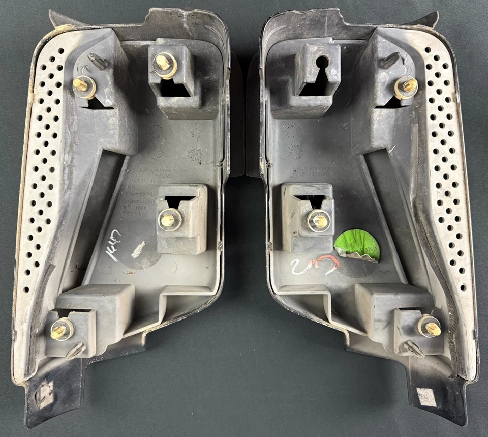 Hummer H3 Fender Flare End Caps Pair OEM LH 15251210 RH 15251209 - Image 2 of 4