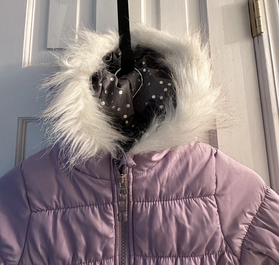 Chaqueta acolchada púrpura WeatherTamper para niñas con capucha de piel sintética Foto 4 de 4