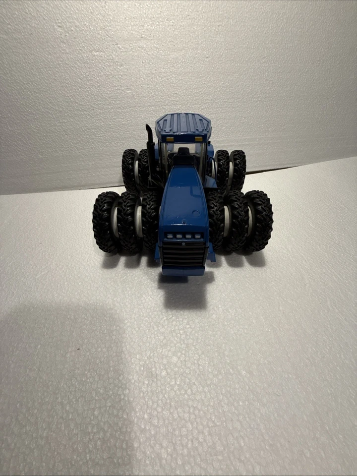 1997 Ertl 1/32 diecast articulating New Holland 9882 Versatile w/ triples - Image 4 of 4