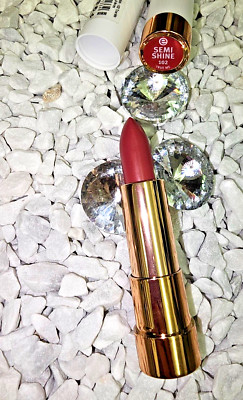 Essence this is me. SEMI SHINE Lippenstift 102 True Me Pflege CLEAN BEAUTY