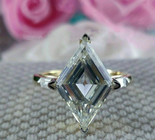 Ehering 2 Karat weißer Moissanit im Rautenschliff drei Steine 14 K Gelbgold Fn