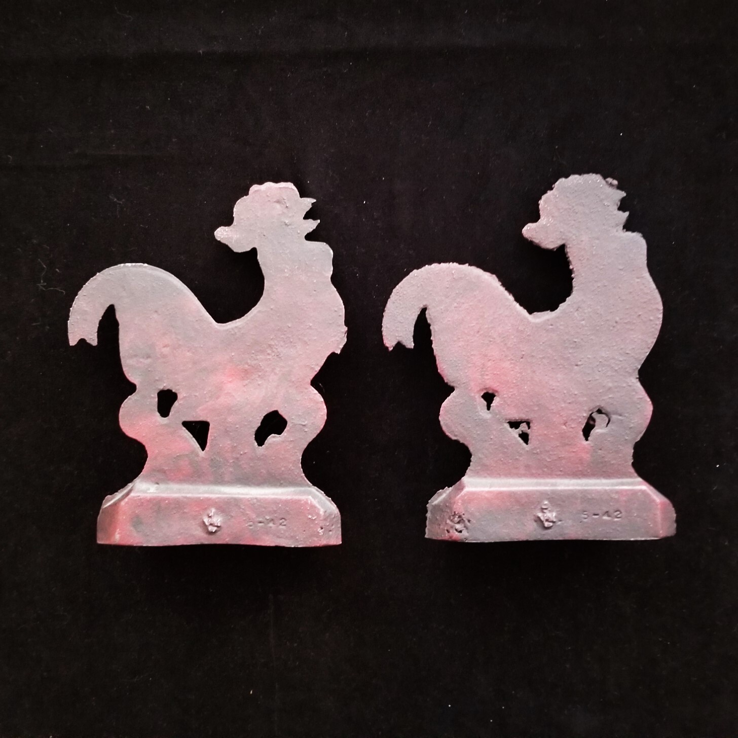 PAIR OF RED VIRGINIA METALCRAFTERS / OSV CAST IRON ROOSTER BOOKENDS