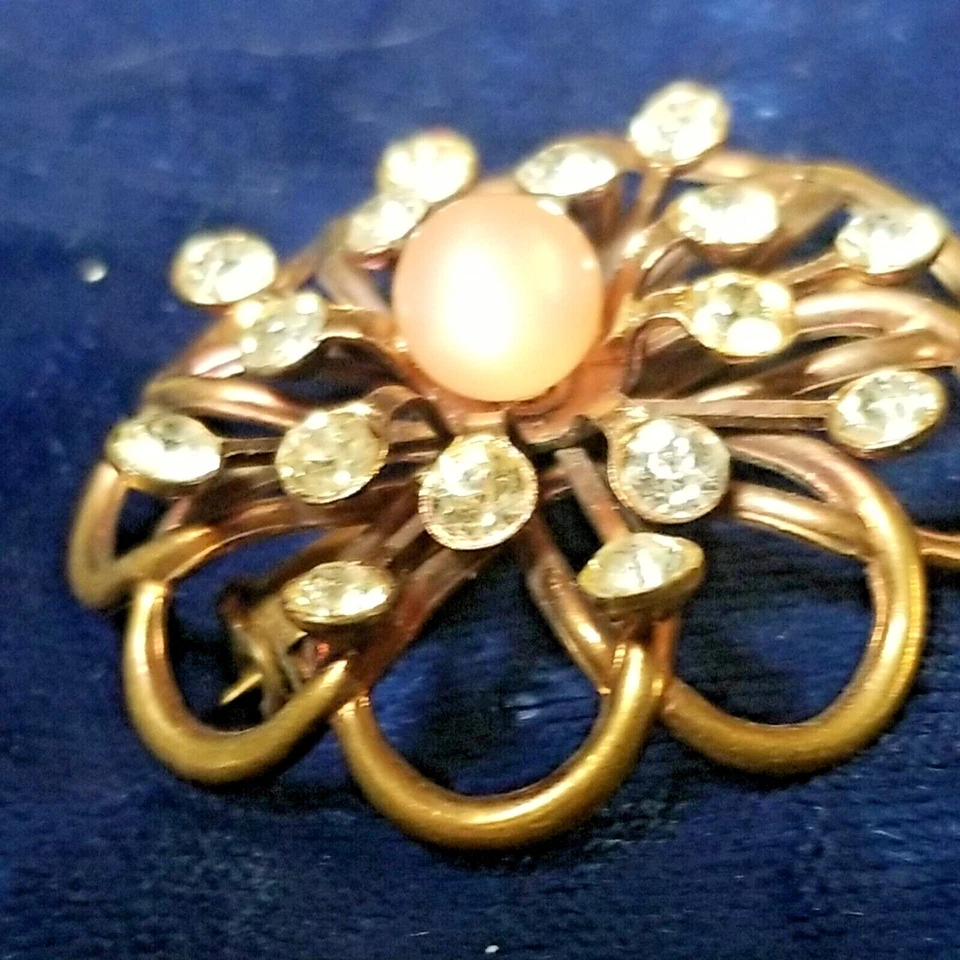 Vintage Copper Tone Metal with MOONGLOW center and RHINESTONES Brooch 1.5" - Image 4 of 4