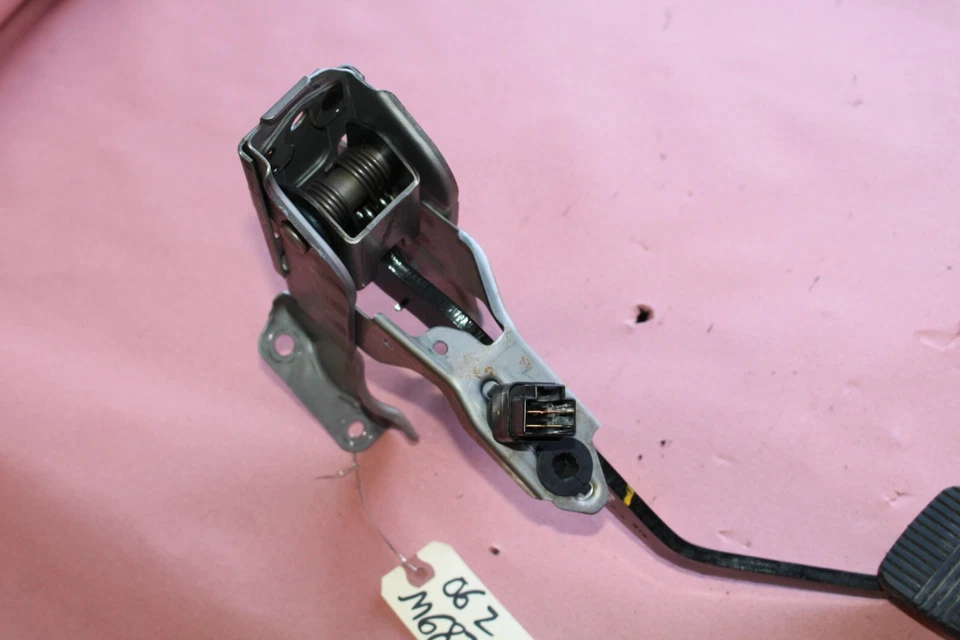 2006 Nissan 350Z Coupe MT PEDAL DE PARADA DE FREIO M6830 - Imagem 4 de 4