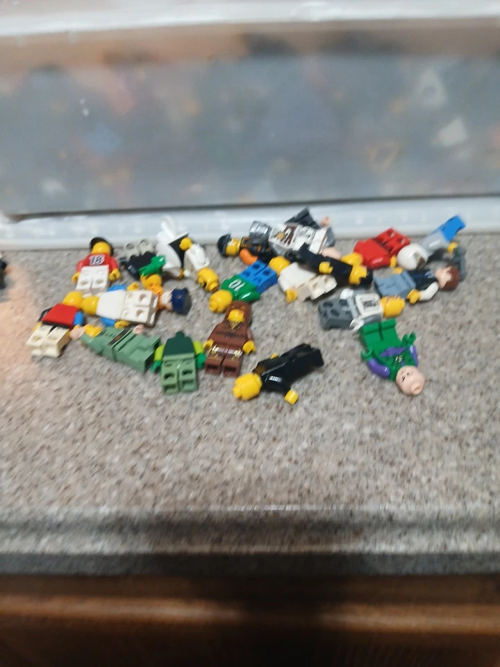 LEGO LOT OF 15 RANDOM MINIFIGURES GREAT VARIETY PEOPLE CITY TOWN SPACE VINTAGE? - Image 3 of 4