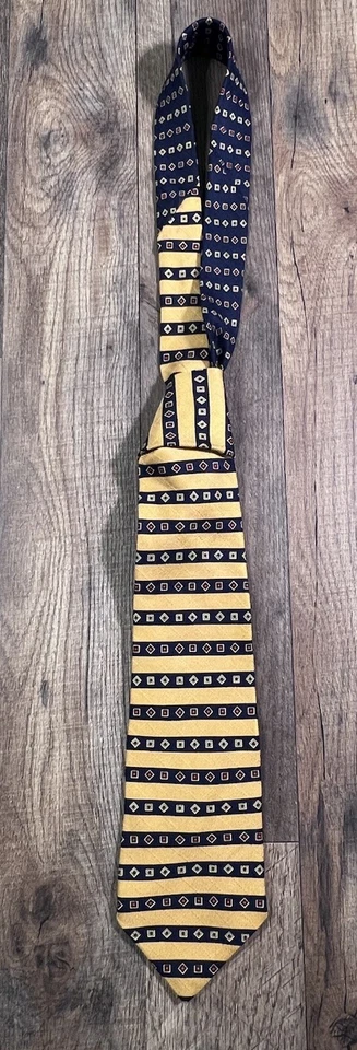 Corbata de hombre Tommy Hilfiger vintage años 90 diseñador 100 % seda dorada/azul marino geométrica. Foto 4 de 4