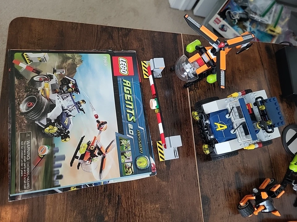 Lego Agents Lot : Gold Hunt, 4 Wheeling Pursuit, River Chase, Helicopter, Bike - Image 4 of 4