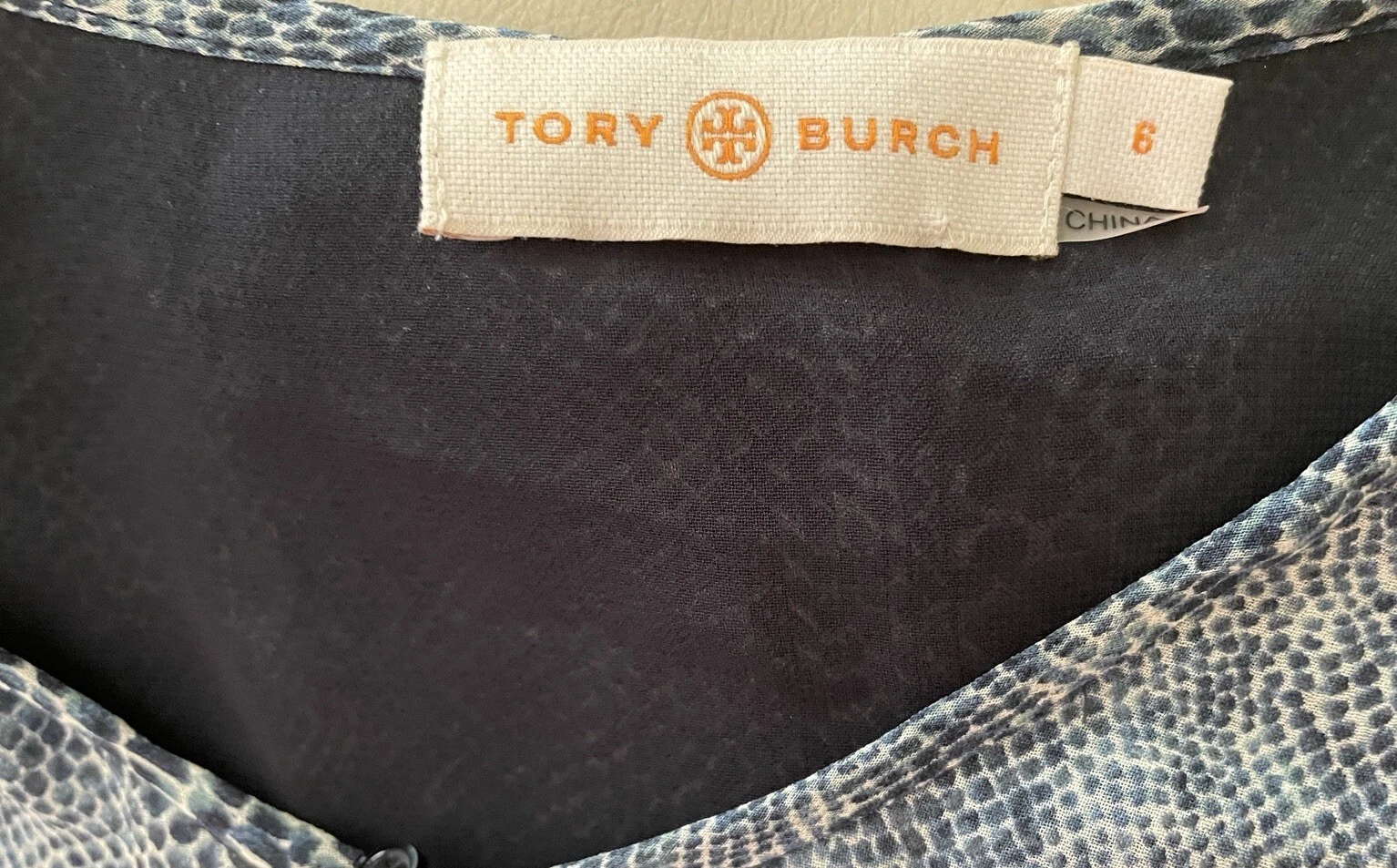 Abito a tubino blu Tory Burch taglia 6 stampa serpente foderato in seta plissettato *difetto