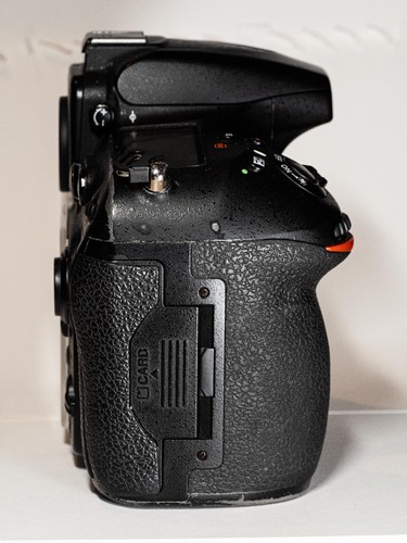 Nikon D810 DSLR Camera Body with 3 Batteries, Battery Grip, Spare Eyepieces - Picture 3 of 14
