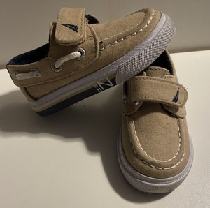 boys white boat shoes