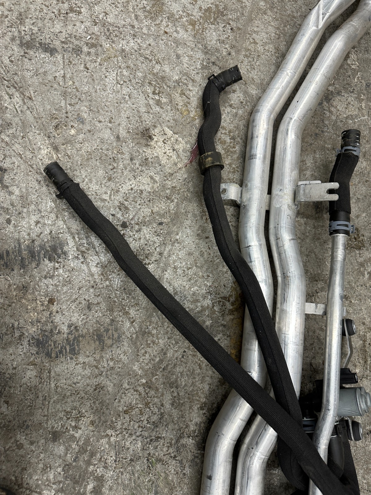 2014 AUDI R8 OEM UNDERBODY CENTER COOLANT PIPE LINE HOSE TUBE 420 121 050 B