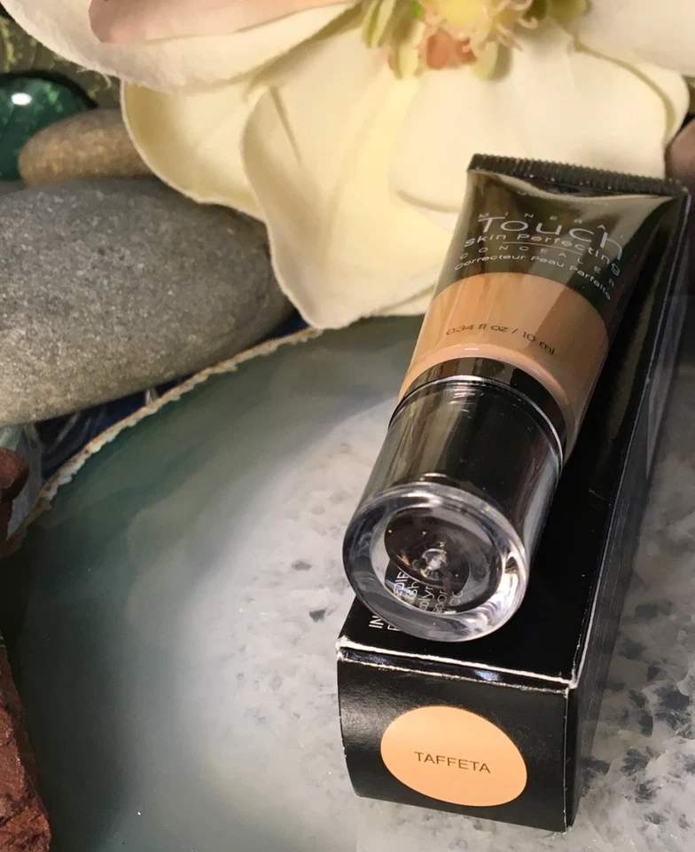 Corrector perfeccionador de la piel DiscontinuedYounique TAFETA Mineral Touch 0,34 fl/10 ml Foto 4 de 4