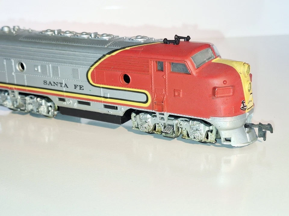 Lifelike Santa Fe Bo-Bo Diesel Loco. Good motor, headlight. Minor decal wear.HO - Image 3 of 4