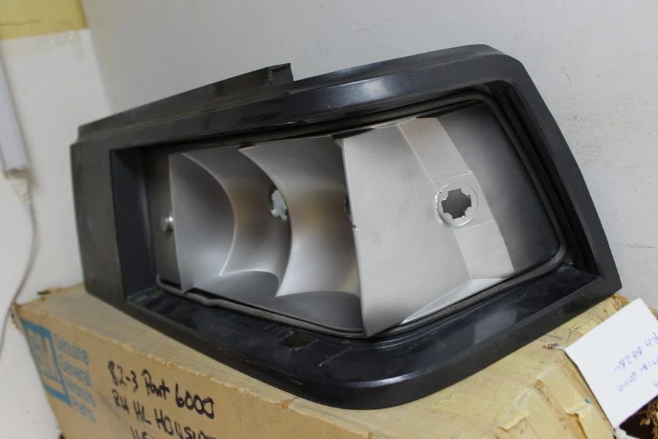 Nuevo OEM GM RH Faro Bisel Cubo 5973106 16501575 1982-83 Pontiac 6000 (FB6) Foto 3 de 4