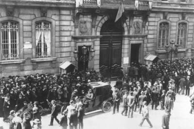 Crowd outside Bank France Paris during rush new notes 1920 Old Photo