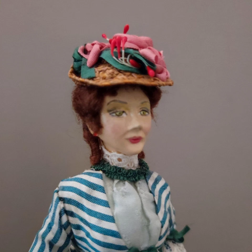 Miniature 1/12" dollshouse OOAK Doll in Late 19th Century Victorian Fashion - Immagine 3 di 4