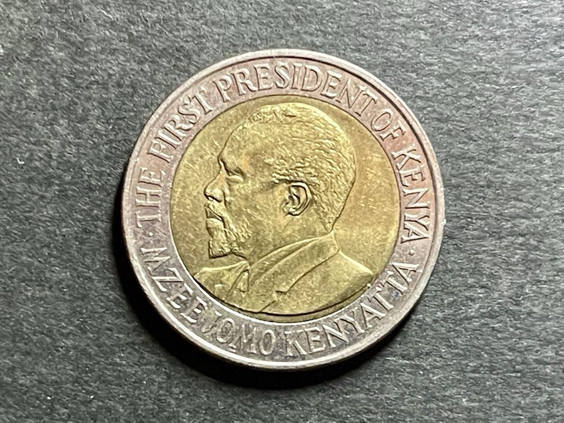 Kenya 🇰🇪 20 shillings • 2009 KM#36.1 Bi-Metallic (Mzee Jomo Kenyatta)