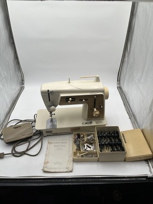 Vtg Singer Golden Touch & Sew Zig Zag Model 640 Sewing Machine Pedal & Extras