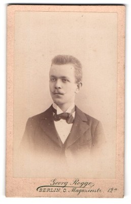 Fotografie Georg Rogge, Berlin, Magazinstr. 12a, Junger Herr im Sonntagsanzug 
