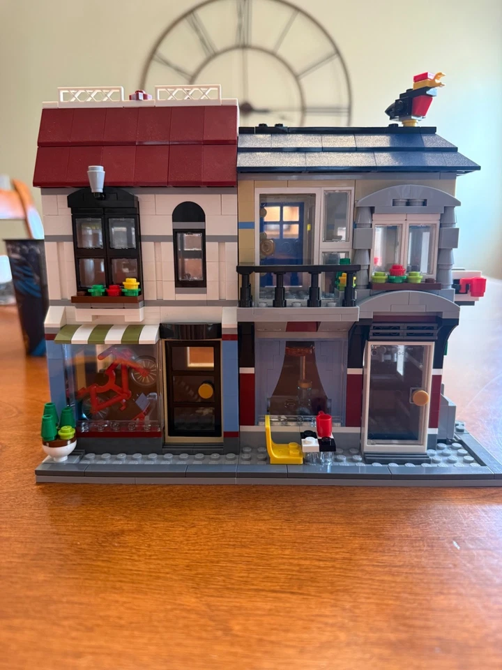 LEGO Creator 31026 Bike Shop & Cafe, Complete, All Manuals, All Minifigures - Image 2 of 4