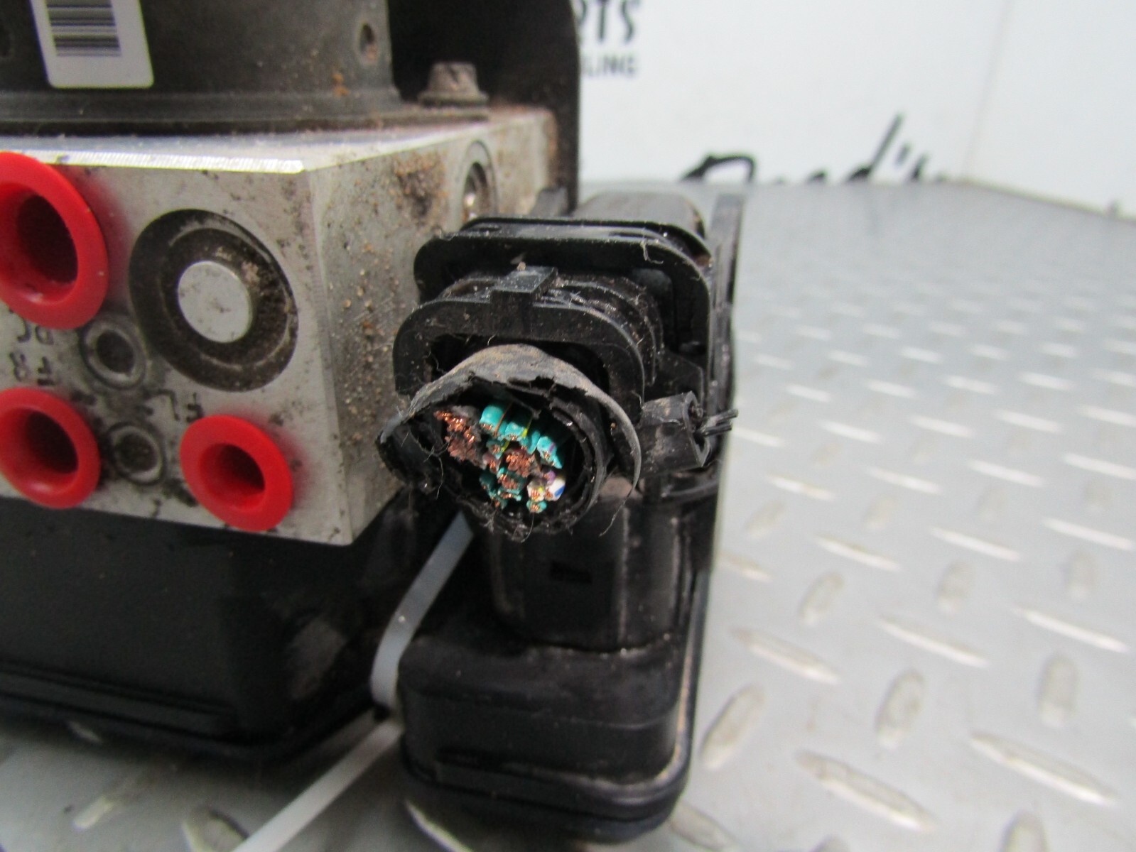 20132014 JEEP GRAND CHEROKEE Antilock Brake Part Assembly 68164629AA