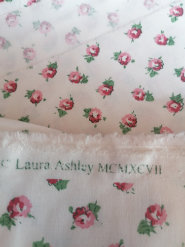 Laura Ashley Ditsy new vintage fabric 4.3 yards 1997 red / pink - Picture 2 of 4