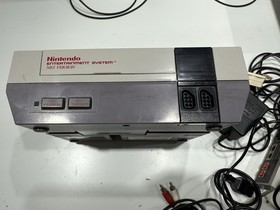 Nintendo NES Console , 2 X Controllers & Zapper Bundle Working Order VGC
