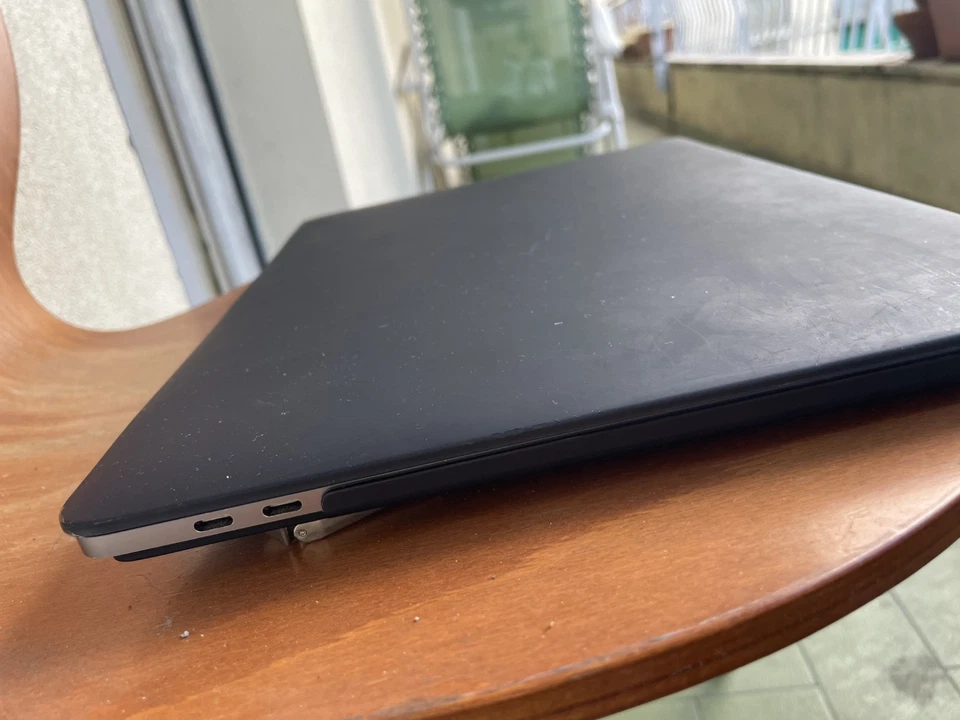 Apple MacBook Pro 15" 2018 · i7 · 16GB · 512GB, foto 2 di 5