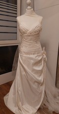 Traumhaft und Figurbetontes Brautkleid von La Sposa