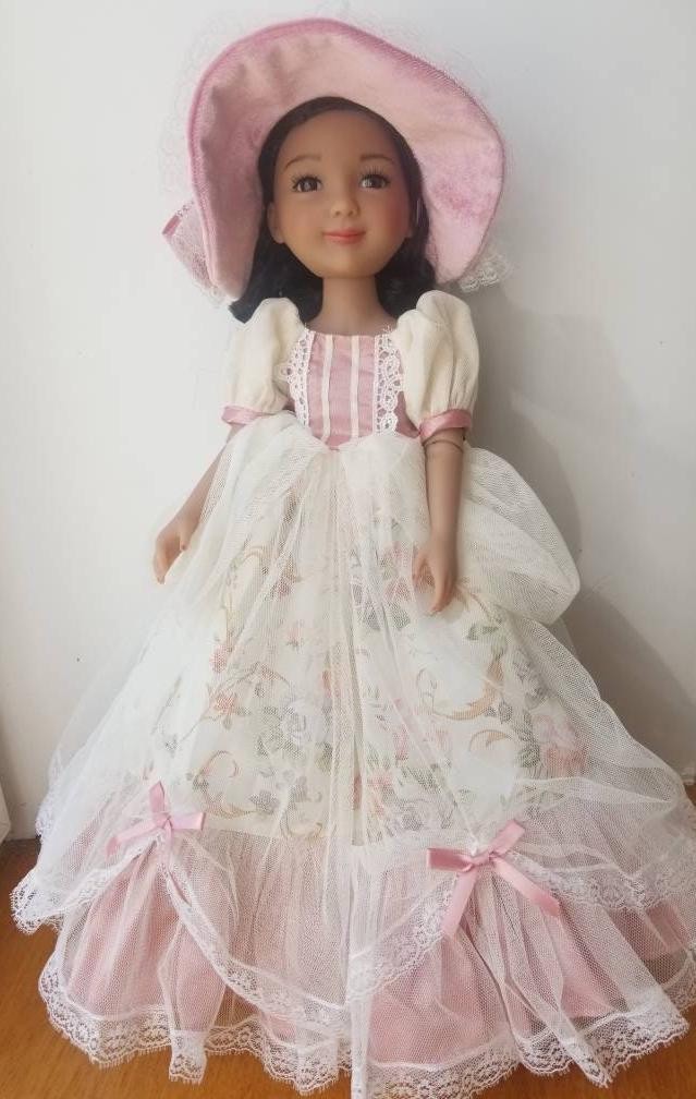 Robe Victoria antique rose et écru avec chaussures pour poupée Ruby Red Fashion Friends