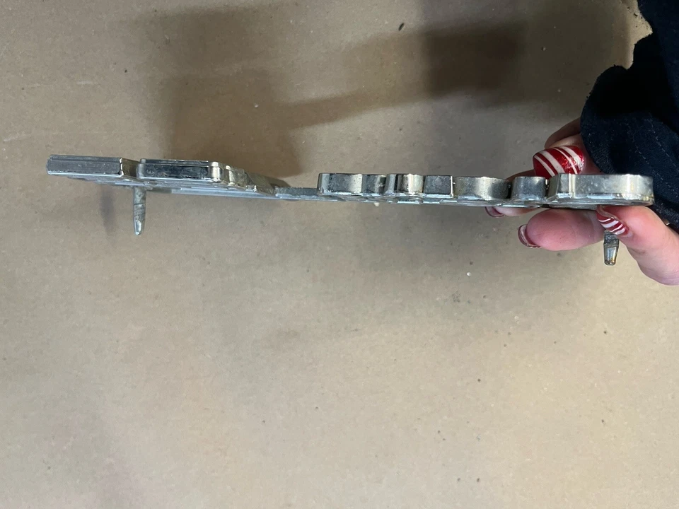 GMC Sierra 25 C2500 K2500 1975-1980 guardabarros emblema escritura 351825 OEM 75-80 Foto 2 de 3