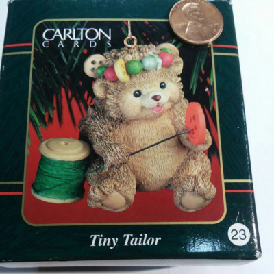 CARLTON HEIRLOOM ORNAMENT Tiny Tailor bear w spool of thread #23 vintage DV104