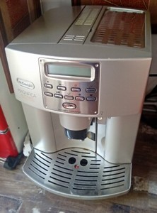 DeLonghi Magnifica ESAM 3500 Silber 2 Tassen Espresso-Vollautomat