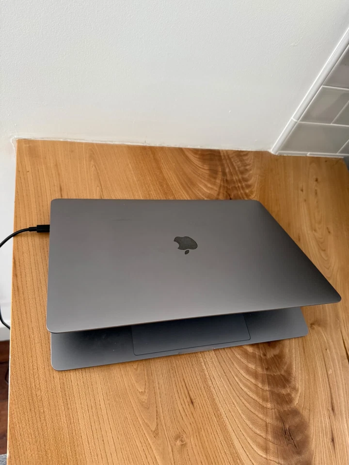 Apple 2017 15" MacBook Pro 3,1 GHz i7 16 GB 512 SSD, usado - excelente Foto 2 de 4