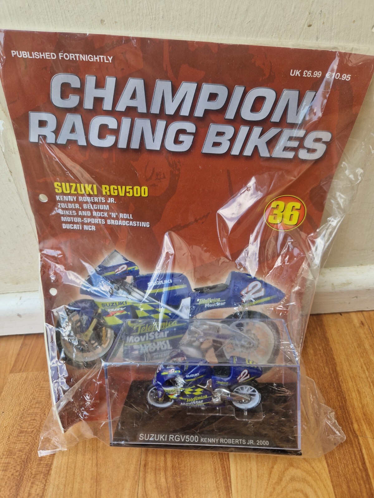 1/24 DEAGOSTINI IXO CHAMPION RACING BIKES - SUZUKI RGV500 KENNY ROBERTS JR 2000