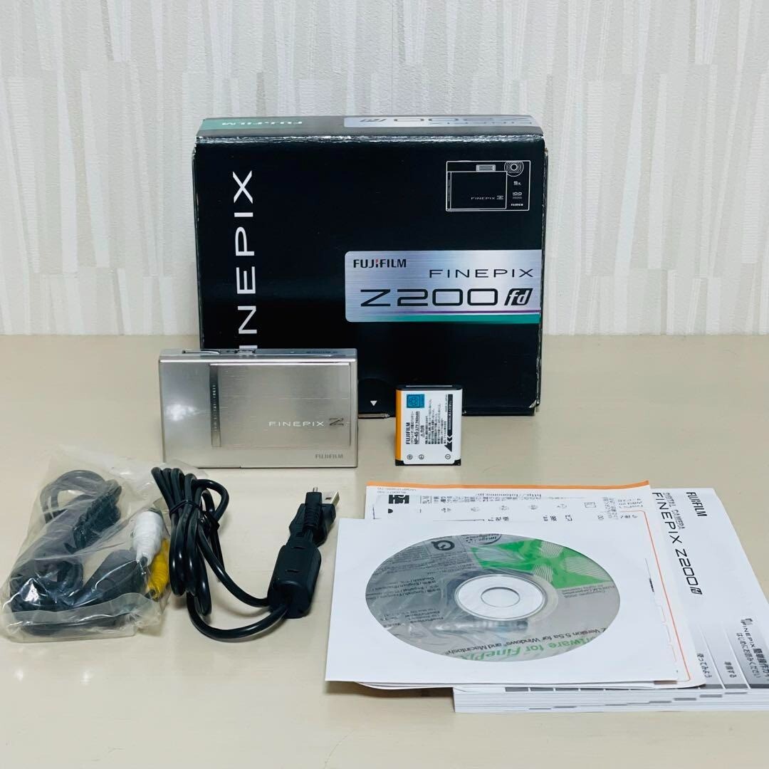 美品　FUJI FILM FinePix Z200fd シルバー Amazon.com : Fujifilm FinePix Z200fd 10MP Digital Camera