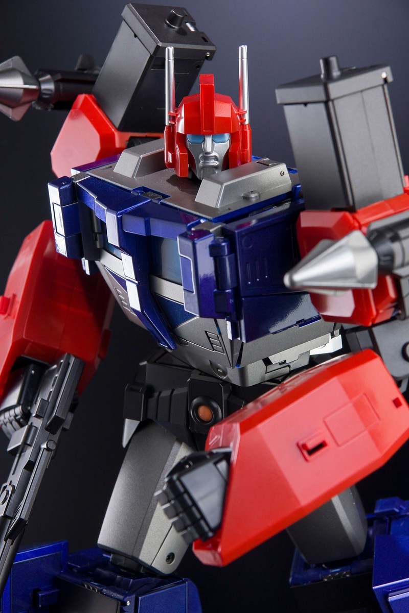 トランスフォーマー SHATTERED GLASS　ウルトラマグナス Amazon.com: Transformers Generations Shattered Glass Collection