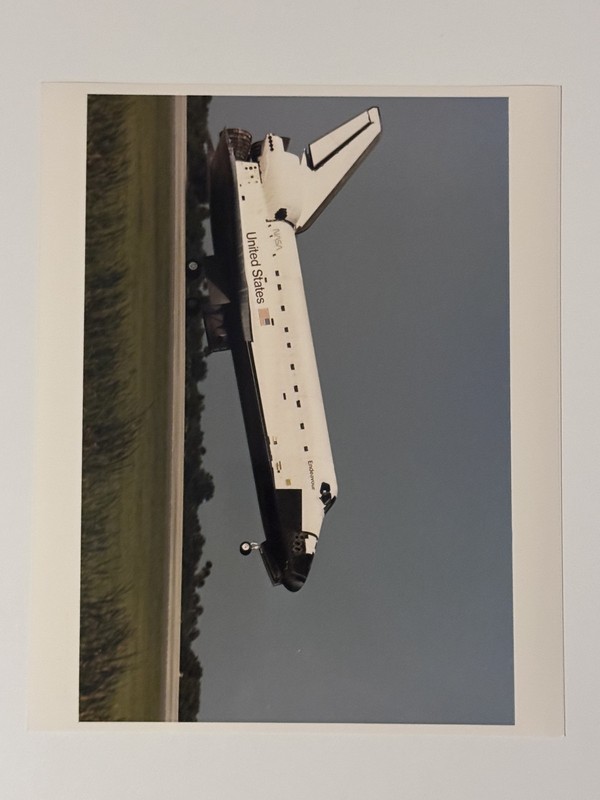 NASA STS-56 Endeavour Lands At Kennedy After Nine-Day Mission Press Photo 2