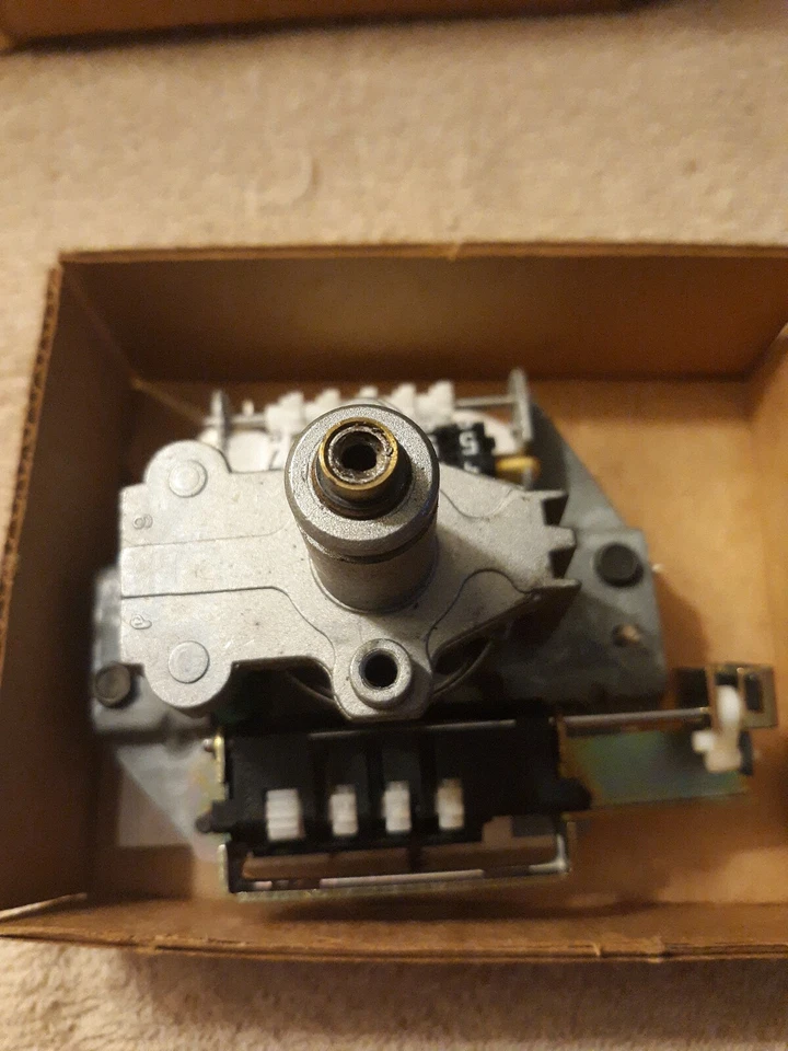 Ford Nuevo de Lote Antiguo 1984 1985 1986 Ford Escort Cabezal Velocímetro E4FZ-17255-A  Foto 2 de 4