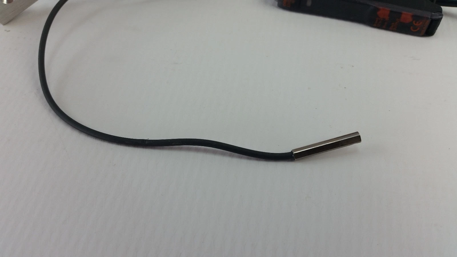 Fiber-optic cable with metal sleeve tip from the E3X-DA11-N set