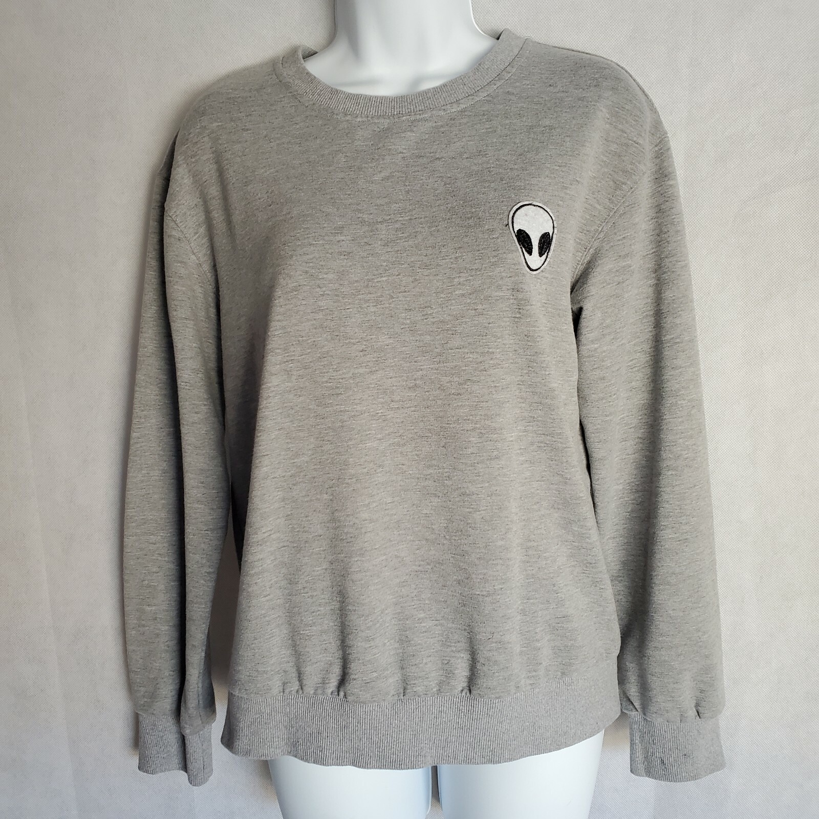 Gray Alien Patch Pullover Crewneck Sweatshirt Siz… - image 1